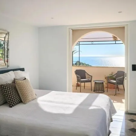 Les Trois Iles Luxury With Exceptional Sea Views Near Saint-tropez Ла Круа-Вальме