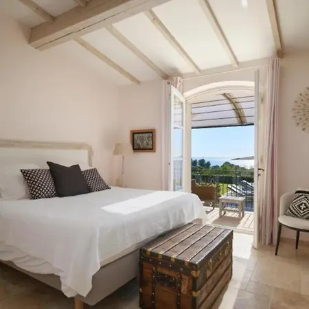 Les Trois Iles Luxury With Exceptional Sea Views Near Saint-tropez Ла Круа-Вальме